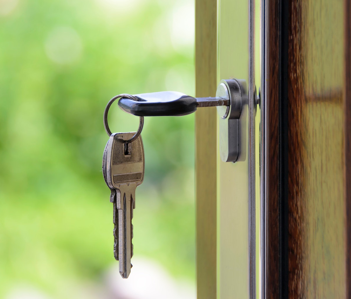 House_keys_in_door_CStile